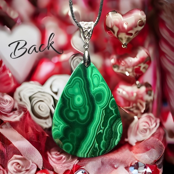 ✨Beautiful Malachite Necklace✨ - Picture 2 of 2